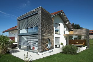 Komfortabler Sonnenschutz vor dem Fenster