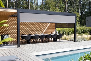 Spritzwassergeschütztes Lamellendach für das ganze Jahr